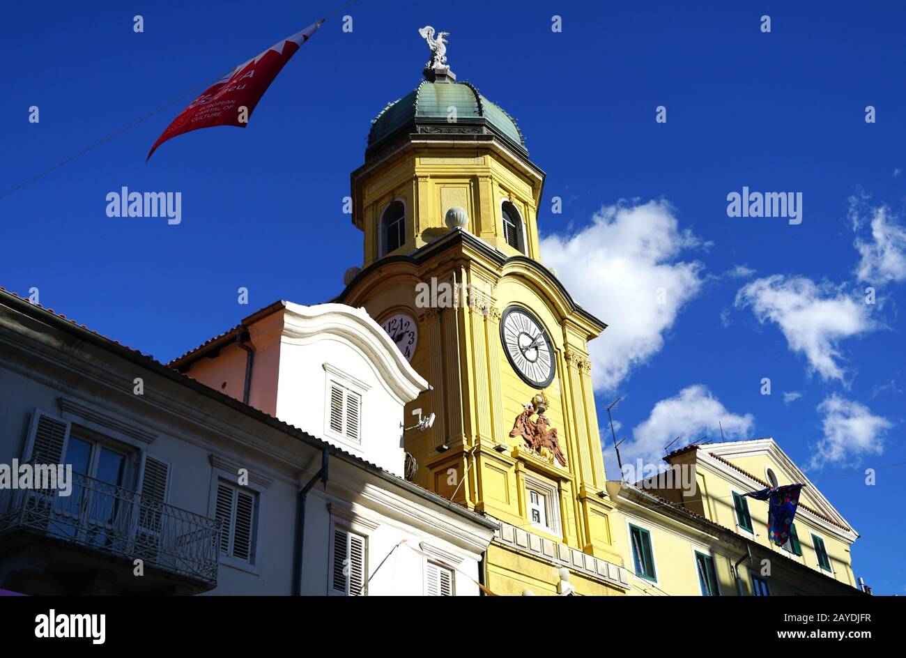 Die Spitze des Uhrturms der Stadt im Stil des Barock mit einer Drachenskulptur auf Sonnenschein in der kroatischen Stadt Rijeka, der Kulturhauptstadt Europas 2020 Stockfoto