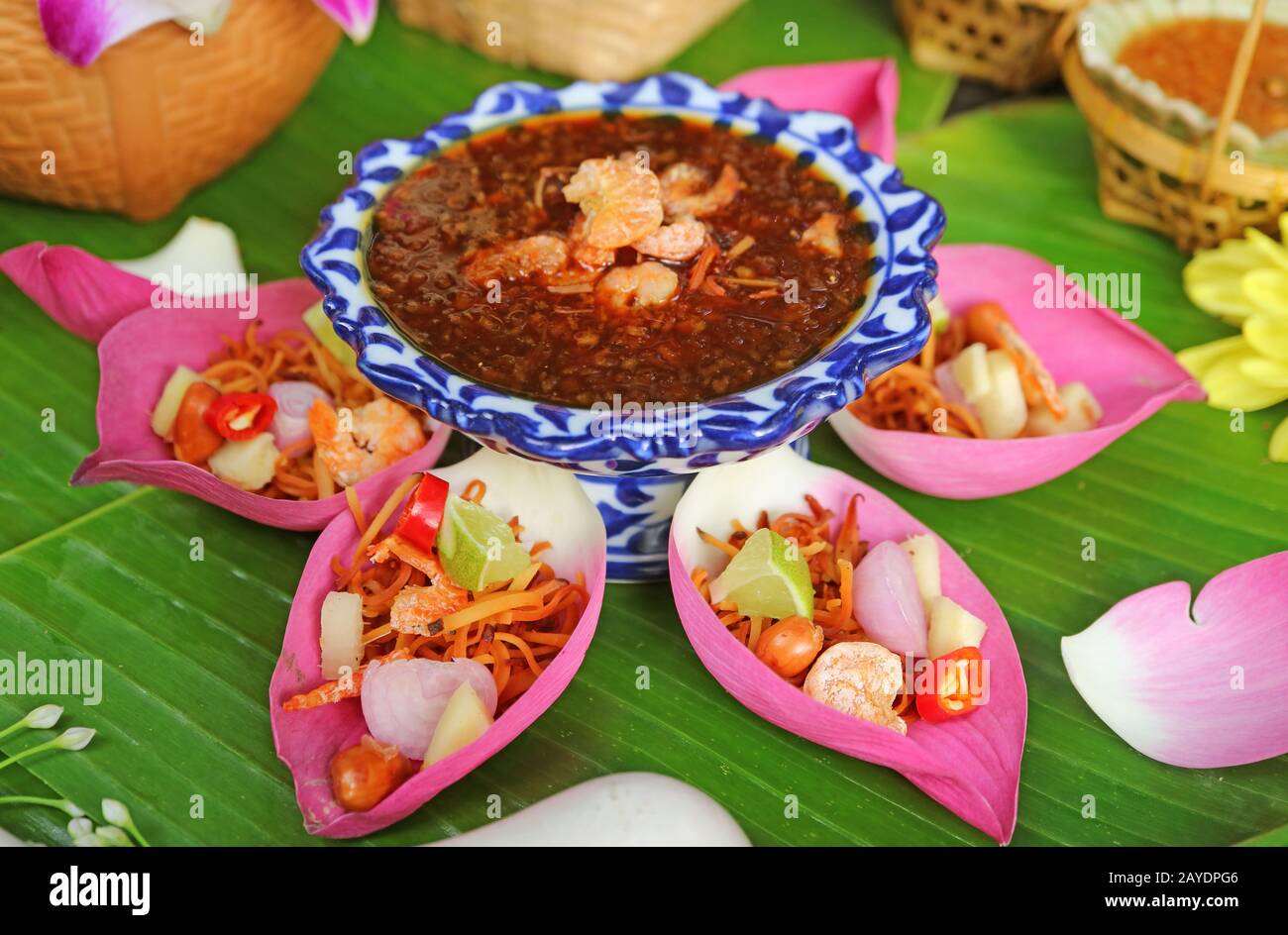 Köstliches Frisches Lotus Petal Mit Eingehüllter Torte Namens Miang kham in thailändischer Sprache Stockfoto