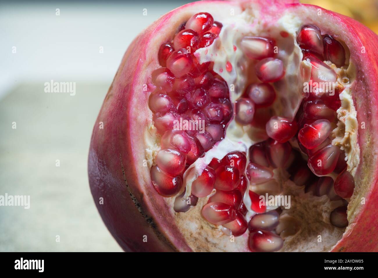 Makroaufnahmen von frischen saftigen Granatapfelkörnern Stockfoto