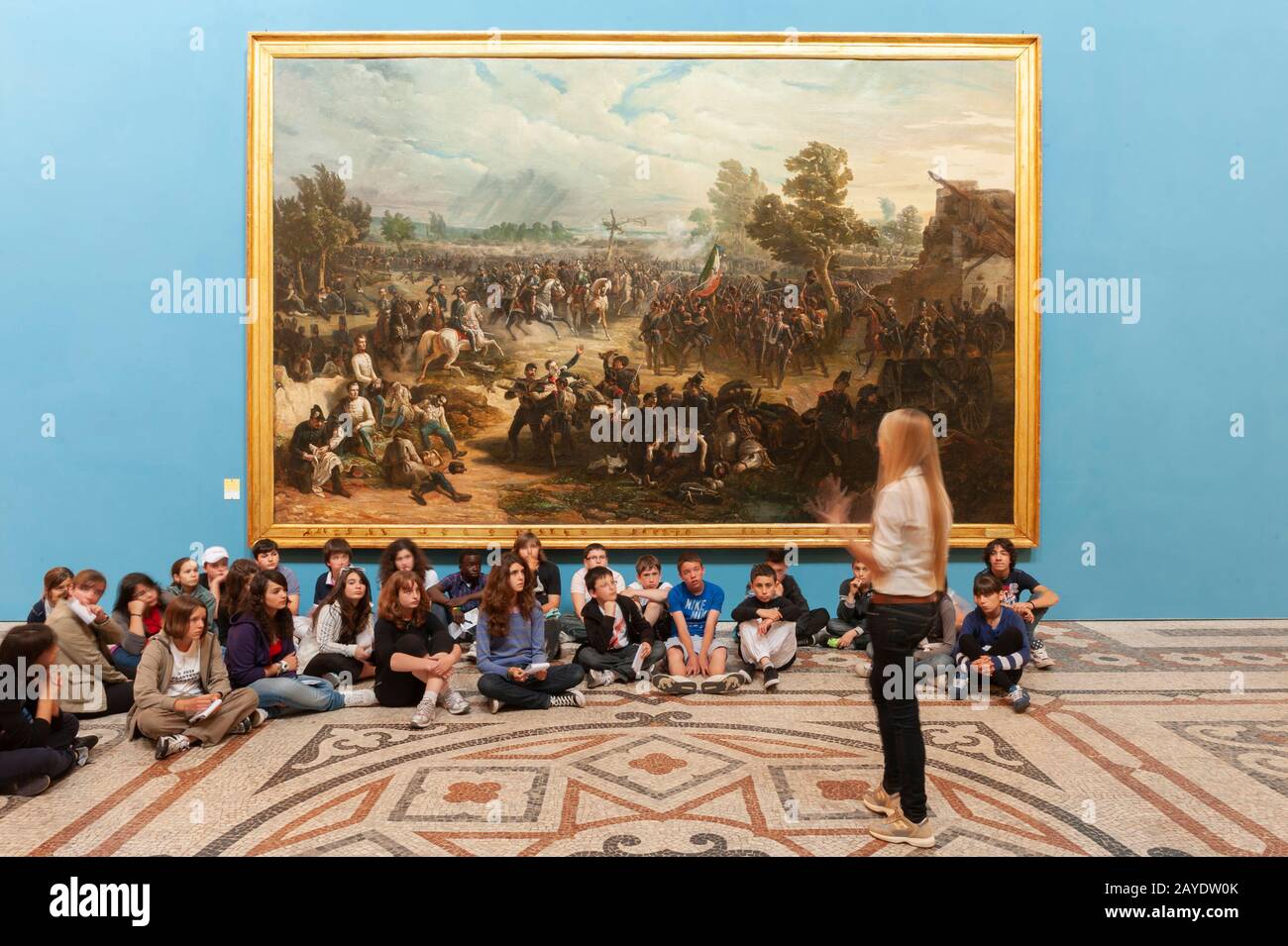 Torino, ITALIEN - Museum des Risorgimento. Schulkinder vor einem riesigen Gemälde der Schlacht von Solferino. Stockfoto