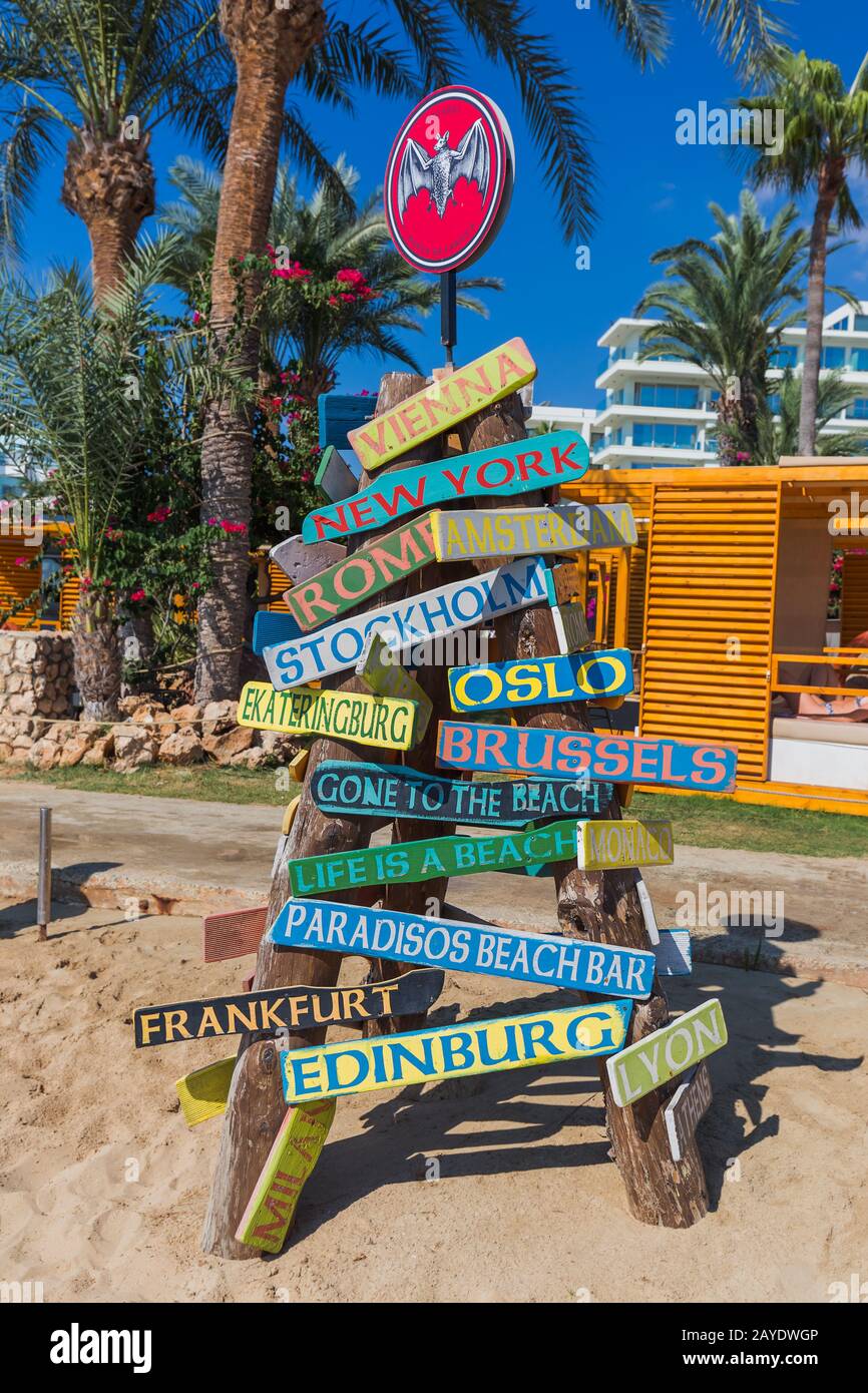 Wegweiser am Strand in Ayia Napa - Zypern Stockfoto