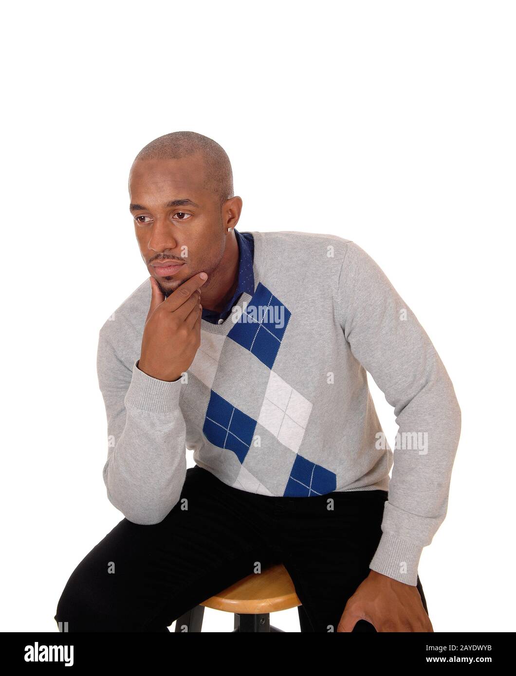 Afrikanischer Mann mit der Hand am Kinn, denkend Stockfoto