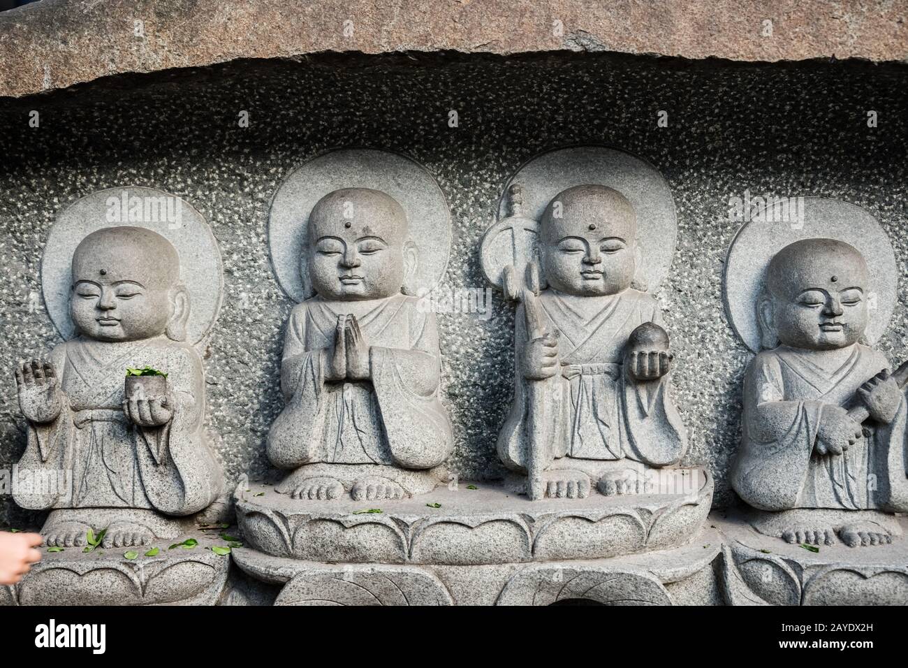 Buddhistische Skulpturen, die an einer Tempelwand im Wenshu-Kloster gehauen wurden Stockfoto