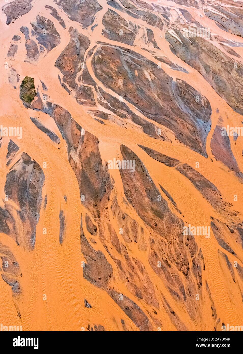 Luftansicht des orangefarbenen Flussbetts Stockfoto