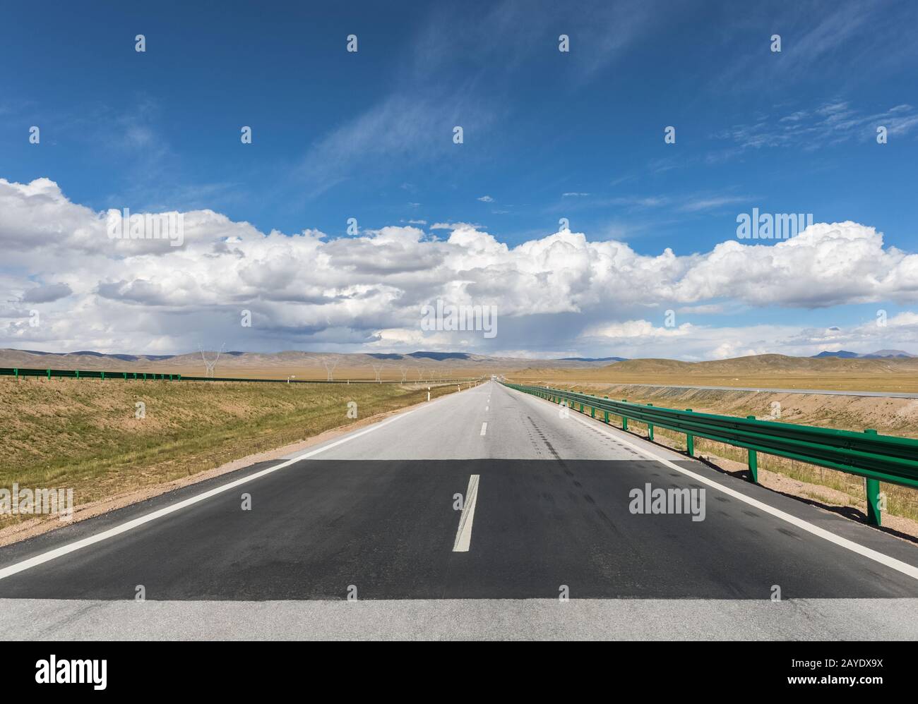 Autobahn auf Hochebene und blauer Himmel Stockfoto