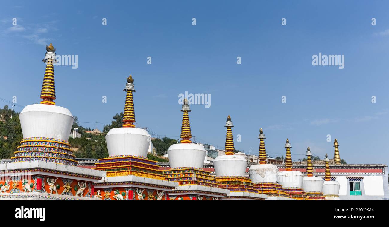 Acht weiße Pagoden im kloster qinghai kumbum Stockfoto