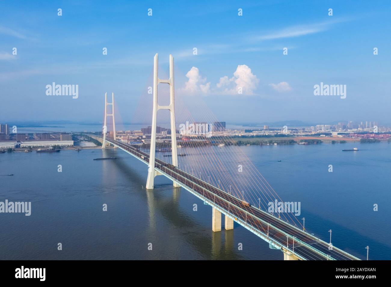 Luftansicht der Brücke mit Kabelgebeteten Stockfoto