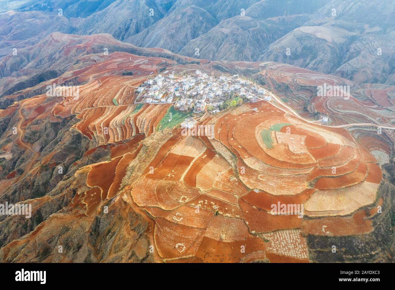 Luftbild von yunnan, rotes Land und Dorf Stockfoto