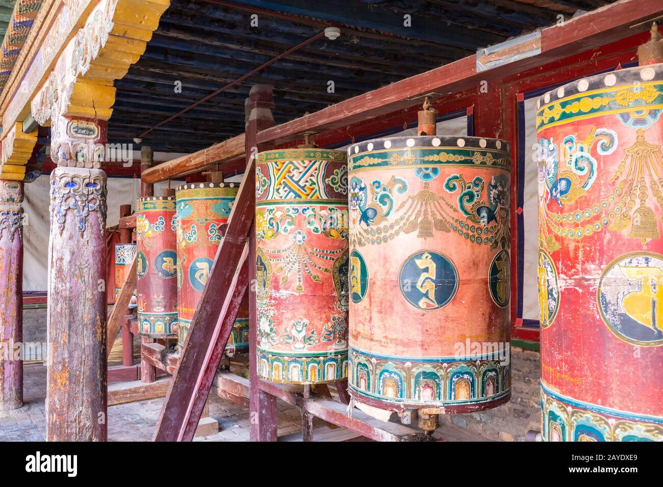 Gebeträder im kloster qinghai kumbum Stockfoto