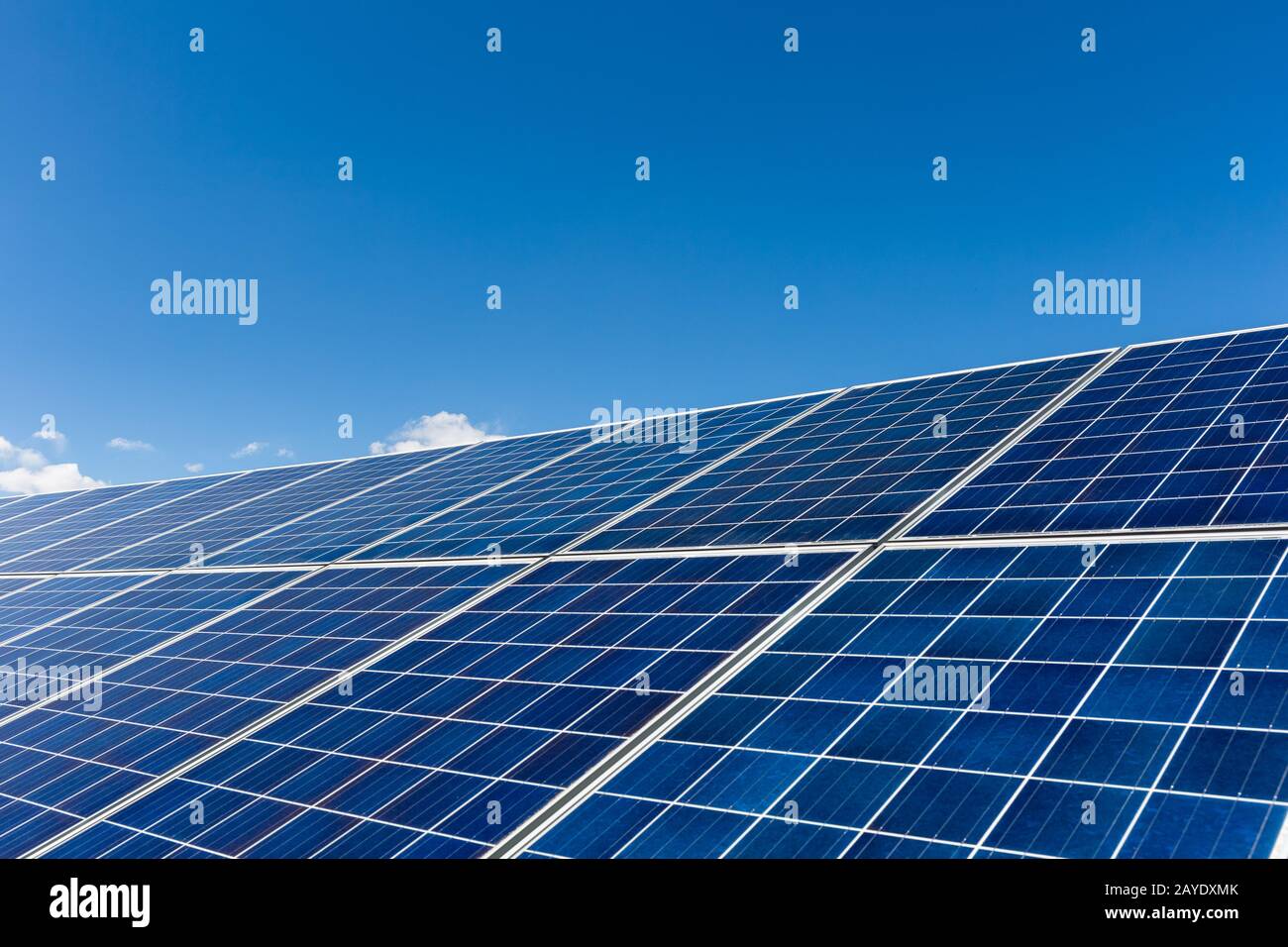 Solar-Panels vor blauem Himmel Stockfoto