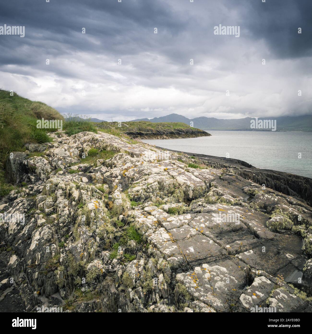 Küstenlinie mit Felsen entlang des Ring of beara in irland Stockfoto