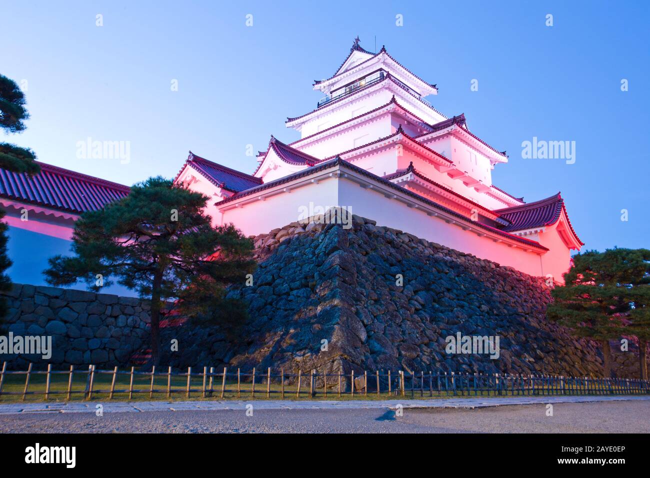 Burg Tsuruga mit Licht in der Stadt Aizu wakamatsu, Fukushima, Tohoku, Japan. Stockfoto