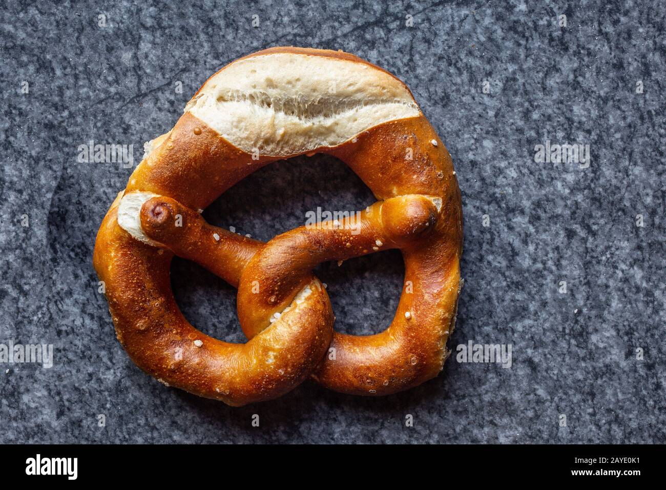 Braun gebackene Brezeln mit Salzkristallen Stockfoto