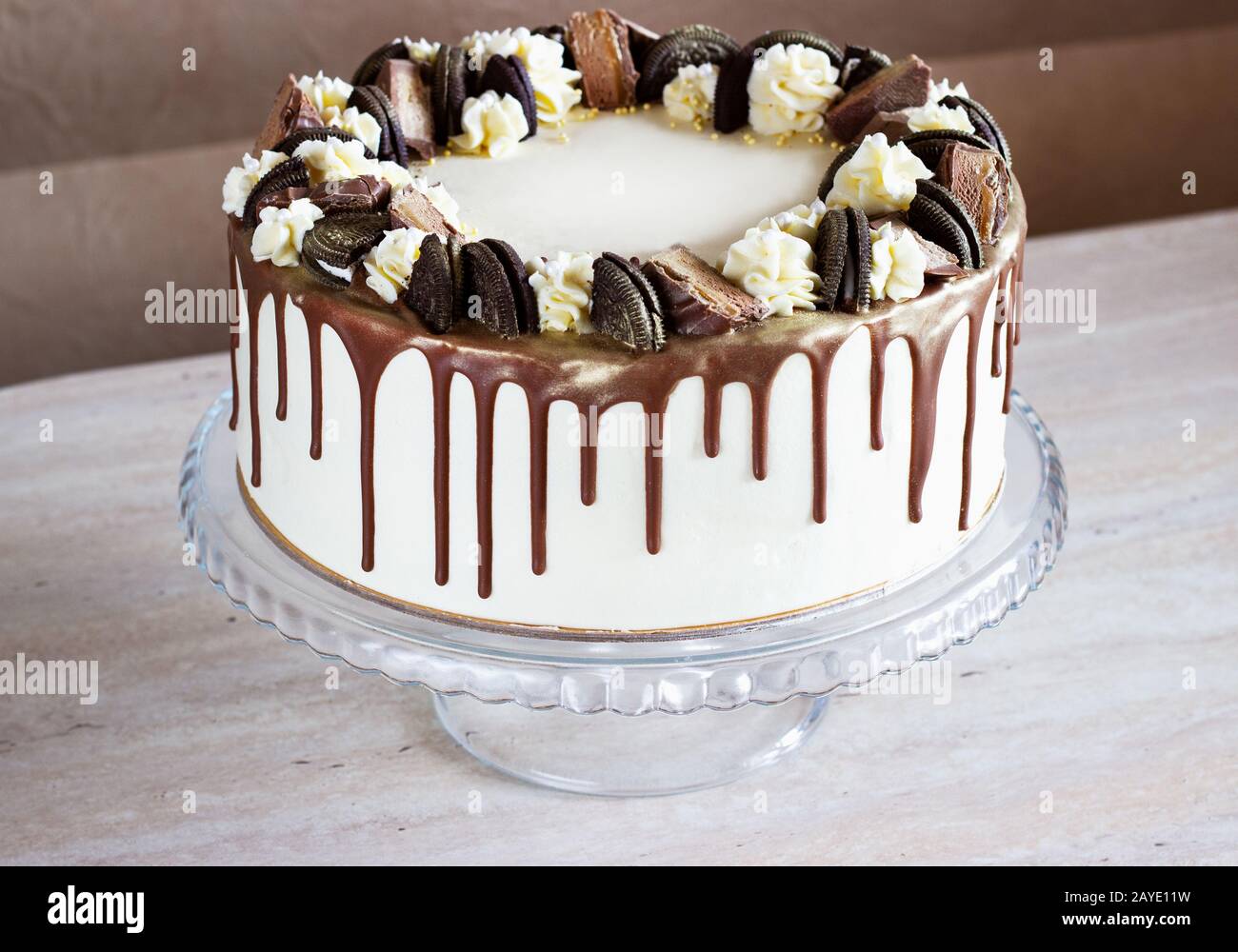 Ferienkuchen mit Schokolade auf einem Tisch auf hellem Hintergrund Stockfoto