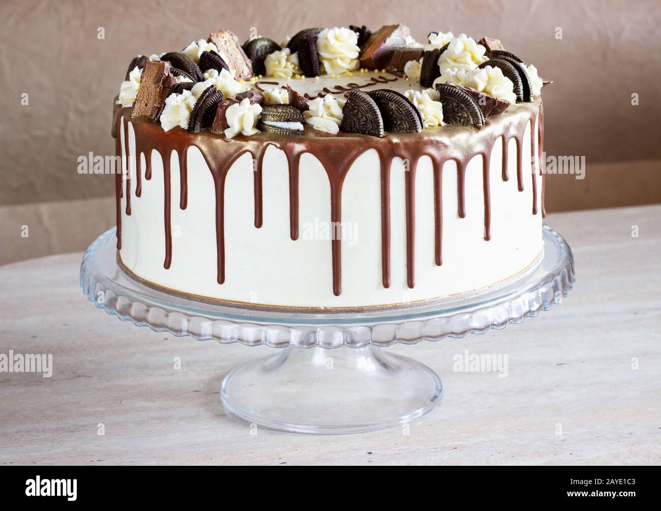 Ferienkuchen mit Schokolade auf einem Tisch auf hellem Hintergrund Stockfoto