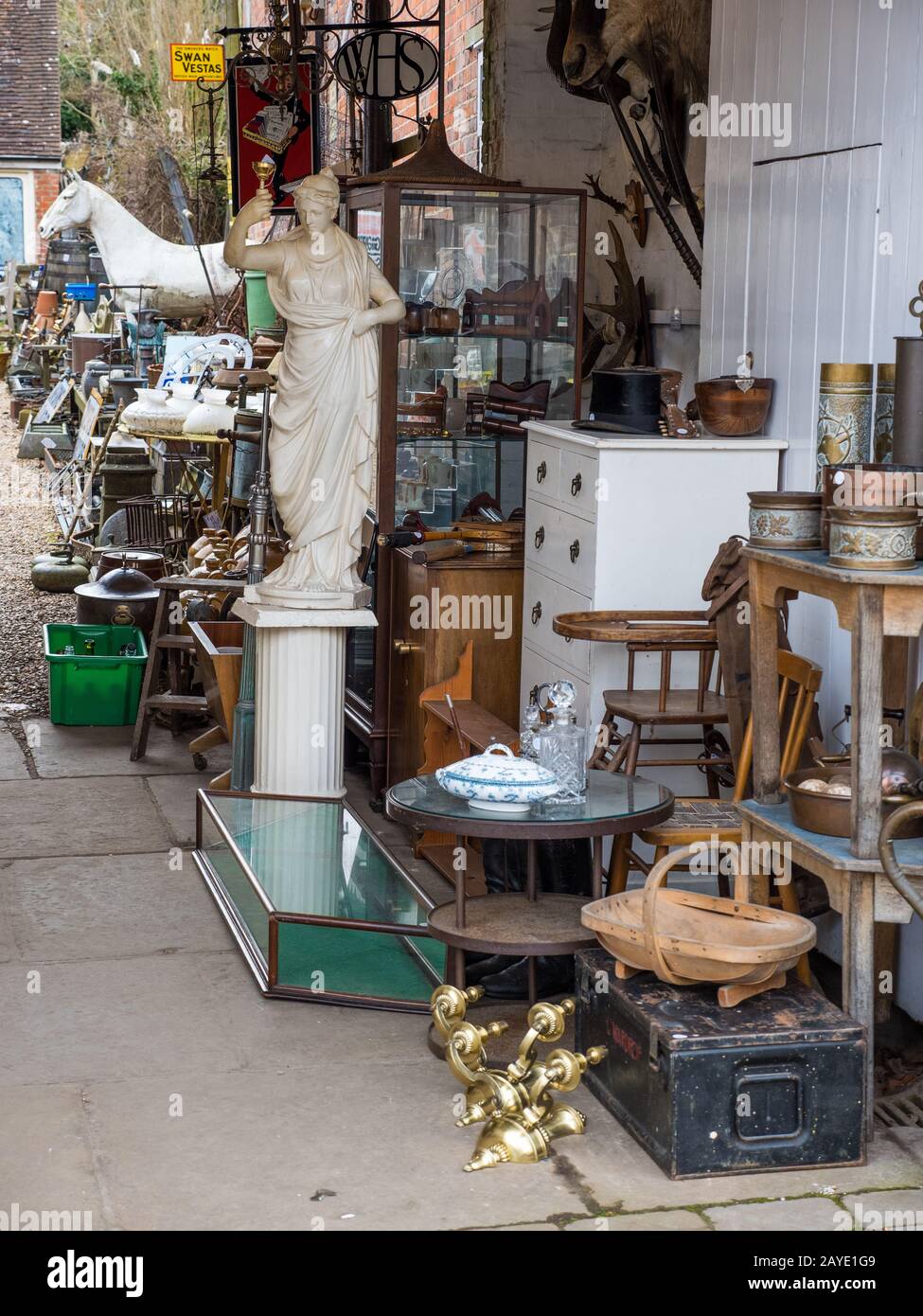 Unterhalb der Treppe von Hungerford, Antique Dealer, Hungerford, Berkshire, England, Großbritannien, GB. Stockfoto