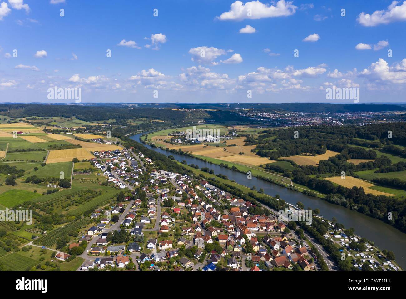 Luftbild Dorf Binau am Neckar, Region Odenwald, Baden-Württemberg, Deutschland Stockfoto