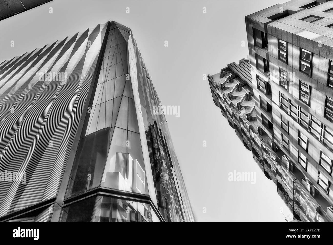 Moderne futuristische, in hohem Kontrast gehaltene Türme in Schwarz-Weiß im reichen Tokioter Stadtteil Ginza, die den Himmel erreichen. Stockfoto