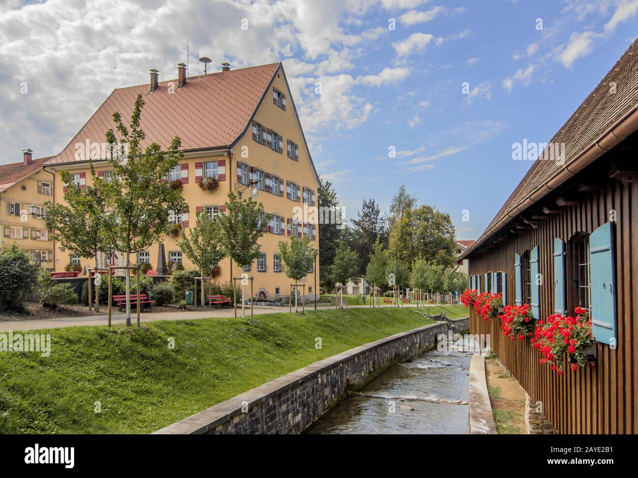 Am Hausbach (Name aus diesem kleinen Fluss) in Weiler i. Allgäuer Stockfoto