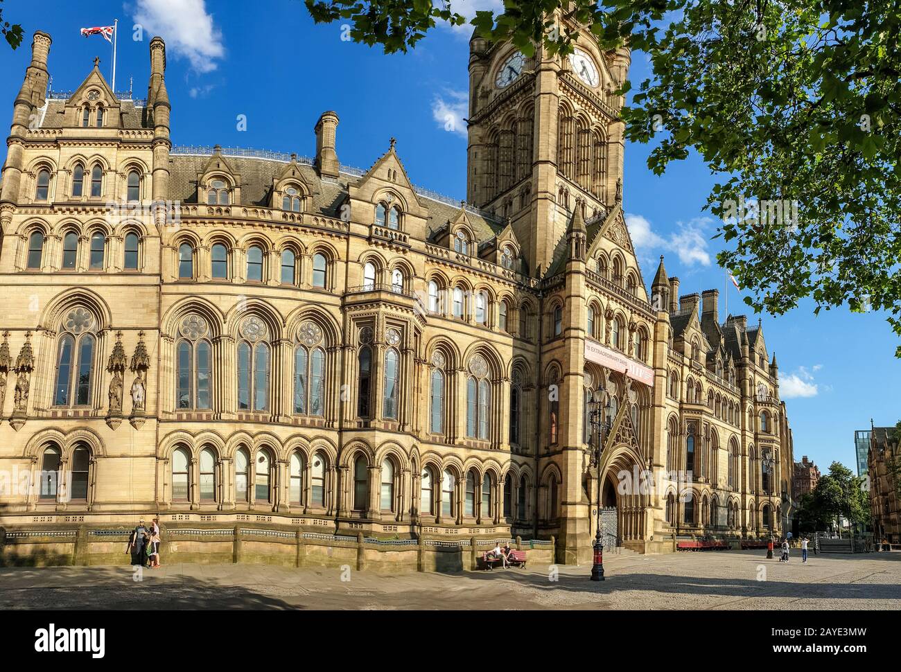 Panoramablick auf die Manchester Town Hall an einem schönen Sommertag Stockfoto