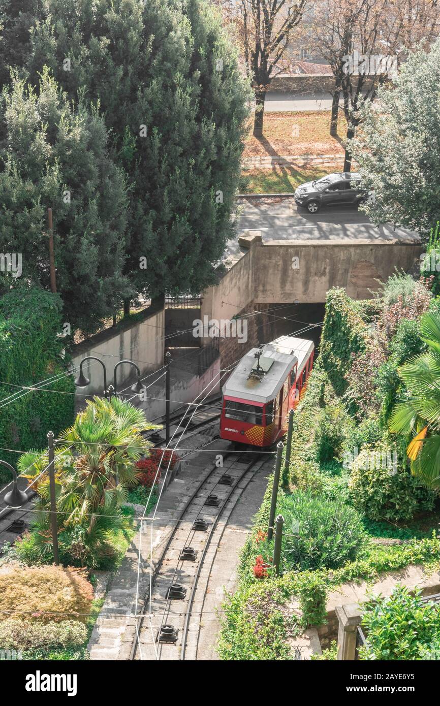 Rote Standseilbahn in der Altstadt von Bergamo Stockfoto