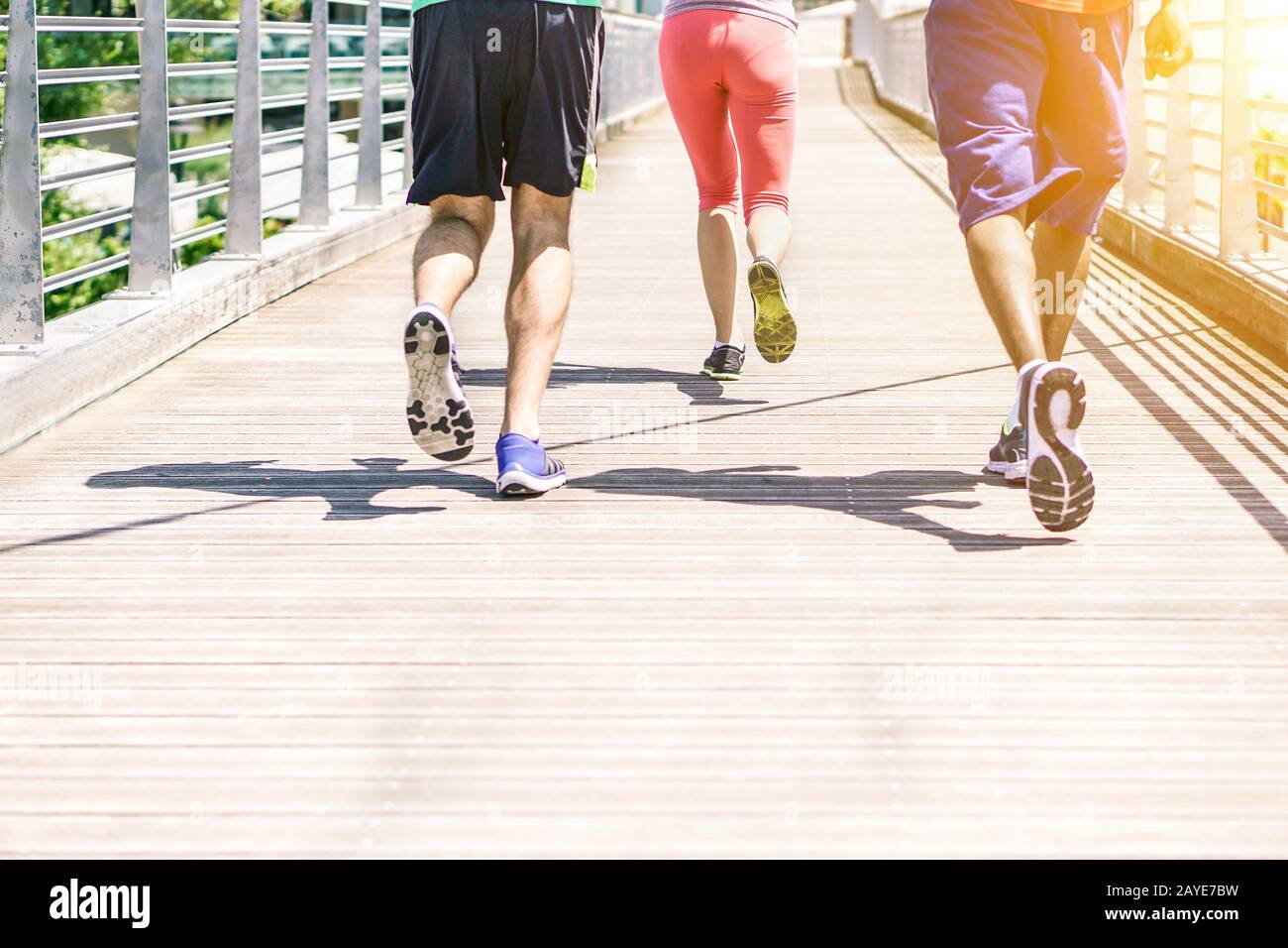 Multirassische Läufer, die Joggen im Städtewettbewerb mit Sonnenuntergang machen - Fitness-Leute trainieren im Freien für einen gesunden Lebensstil - Konzept des Sportlerlaufes Stockfoto