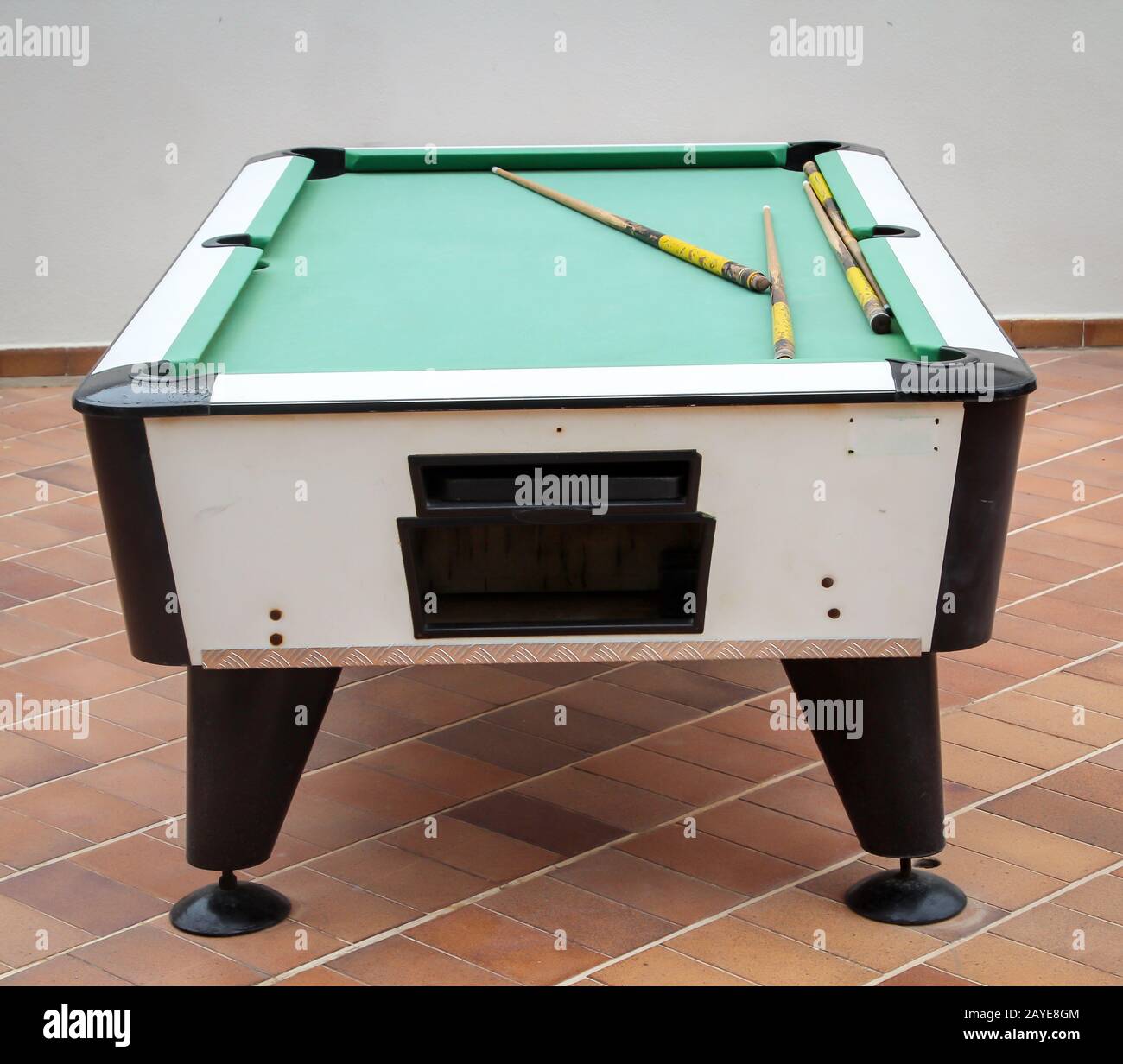 Ein Billardtisch wartet auf neue Spieler Stockfoto