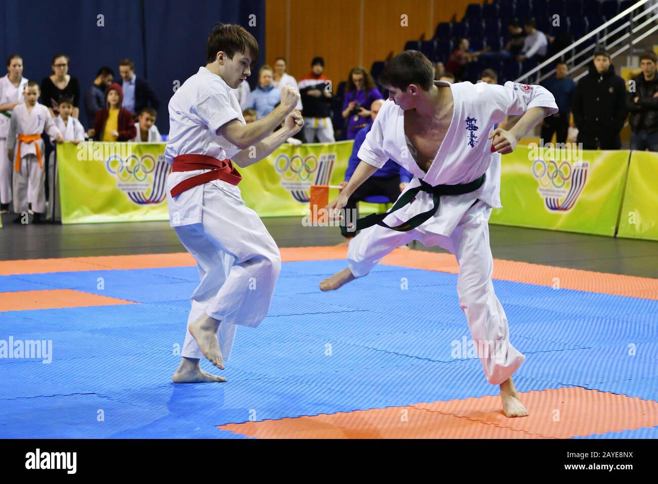 Orenburg, Russland - 5. März 2017 Jahr: Jungen treten im Karate bei der Meisterschaft Orenburg Region auf Kio an Stockfoto