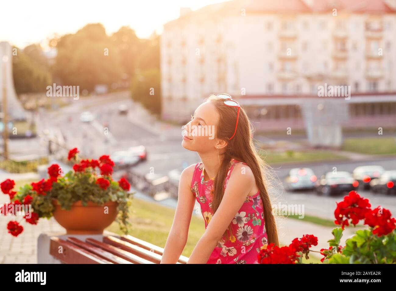 Portrait eines süßen Teenager-Mädchens lächelt und macht sich am Sommerabend im Freien lustig Stockfoto