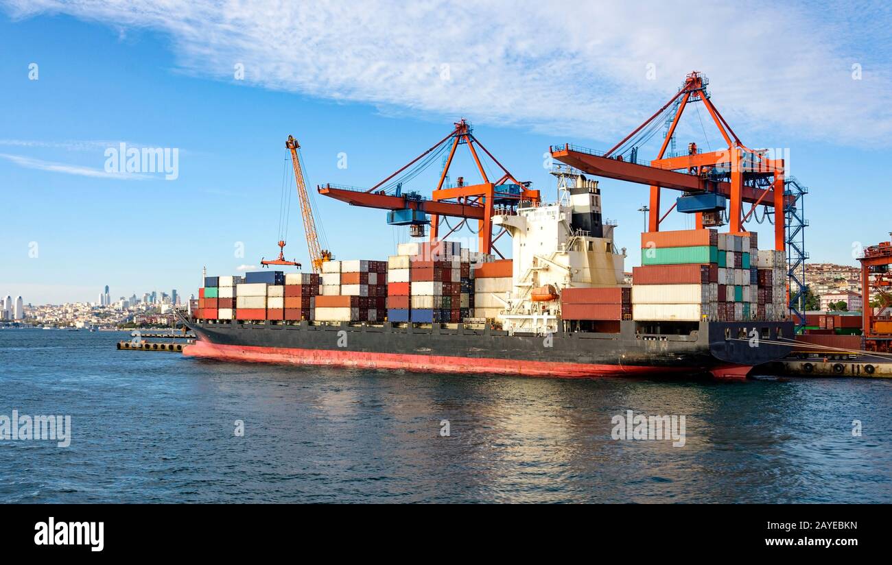 Containerschiff lädt die zu exportierenden Waren im hafen von haydarpasa Stockfoto