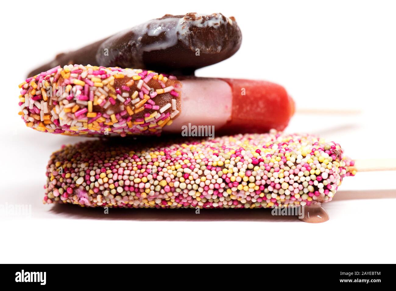 Eiscreme auf dem Stock mit bunten, auf Weiß isolierten Besprengungen Stockfoto