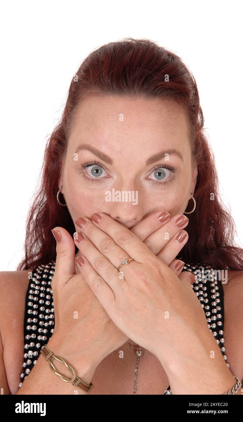 Frau mit den Händen über dem Mund Stockfoto