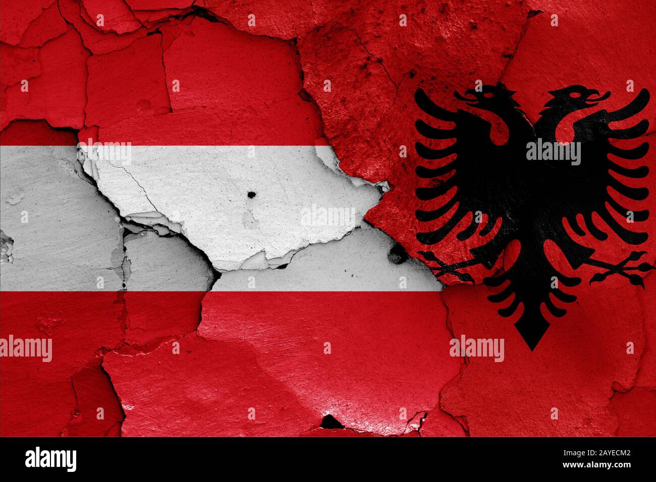 Flagge von Österreich und Albanien auf gerissene Wand gemalt Stockfoto