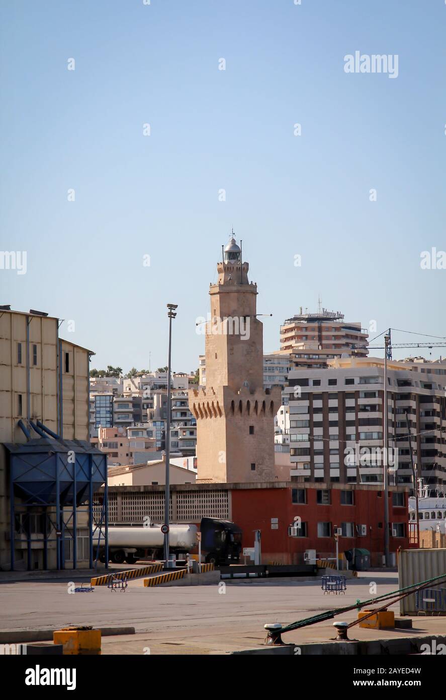 Im Hafen von Palma de Mallorca befindet sich ein alter Leuchtturm Stockfoto