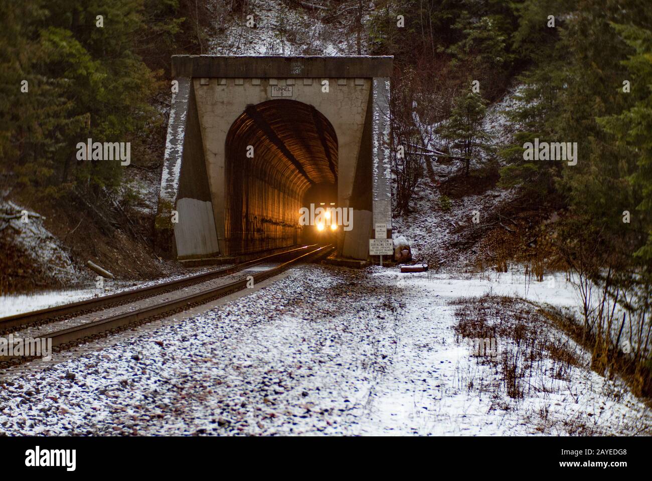 Ein BNSF-Zug, der durch Tunnel 6, südlich von Troy, Montana, führt. Burlington Northern and Santa Fe Railway entstand 1996, als die Burlington Norther Stockfoto