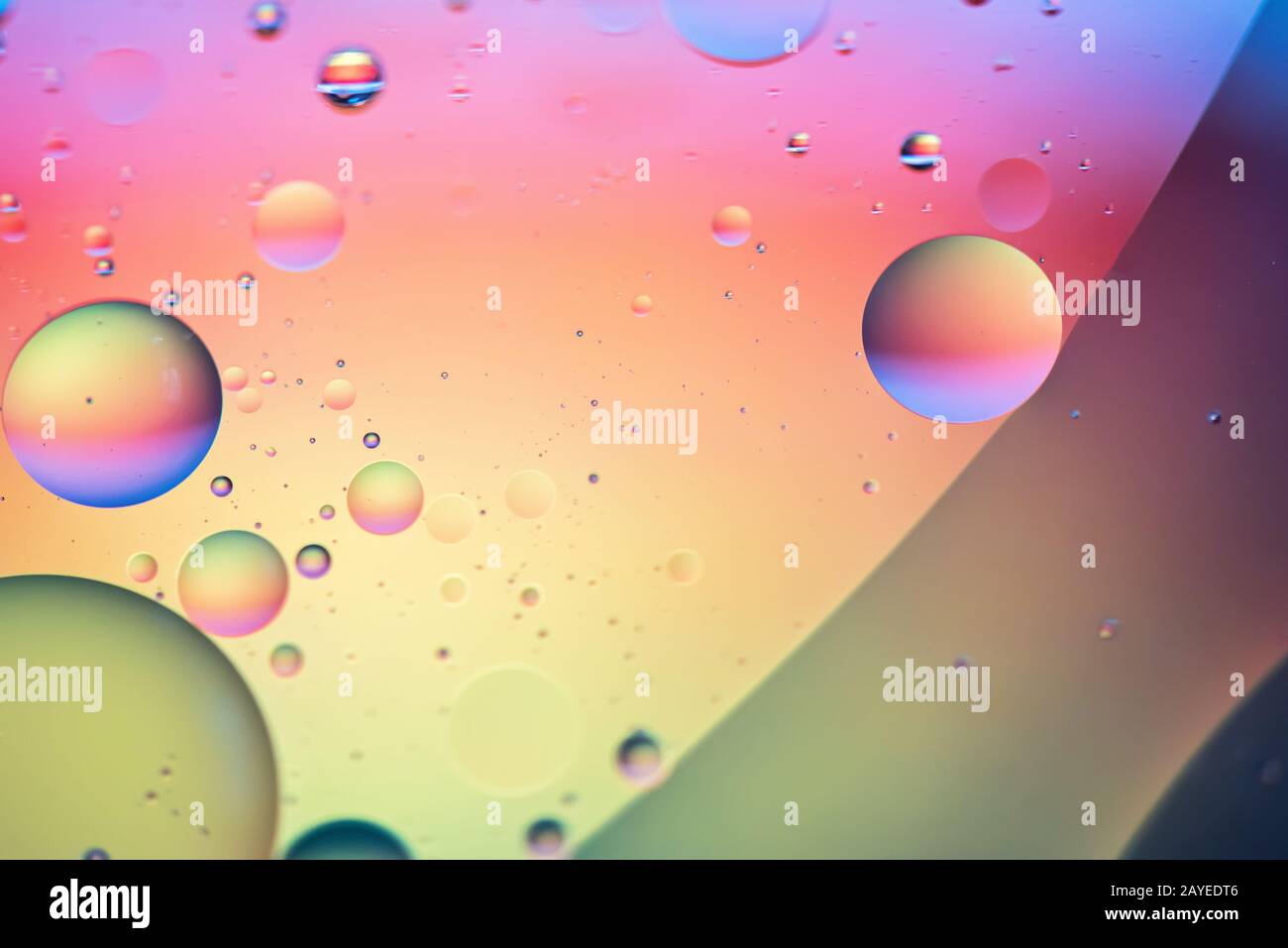 Öl fällt in Wasser. Abstraktes, entschärftes psychedelisches Musterbild, Regenbogenfarben. Abstrakte Rückverfugt Stockfoto