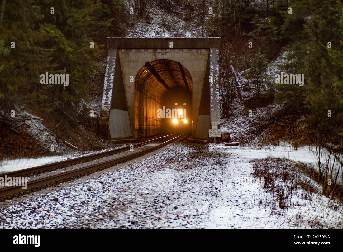 Ein BNSF-Zug, der durch Tunnel 6, südlich von Troy, Montana, führt. Burlington Northern and Santa Fe Railway entstand 1996, als die Burlington Norther Stockfoto
