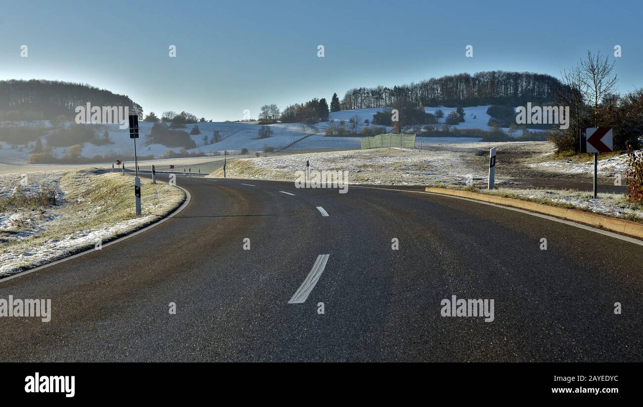 Unfallgefahr durch vereiste Straßen und Nebel auf kurvenreichen Straßen Stockfoto