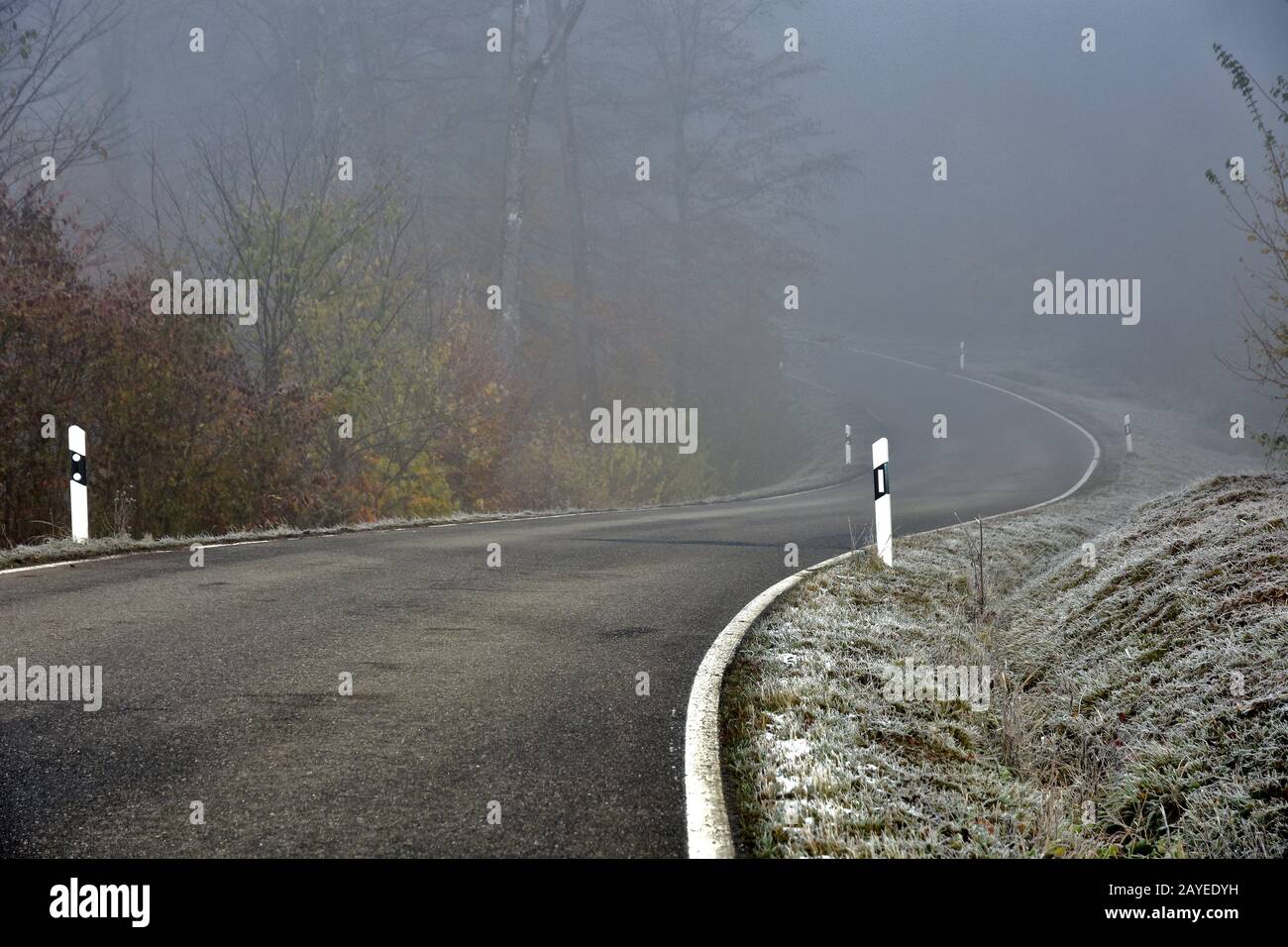 Unfallgefahr durch vereiste Straßen und Nebel auf kurvenreichen Straßen Stockfoto