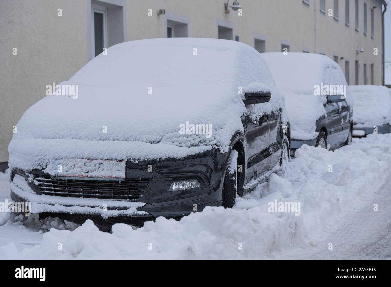 Auto schneit - Winterpause und Schneeweg Stockfoto