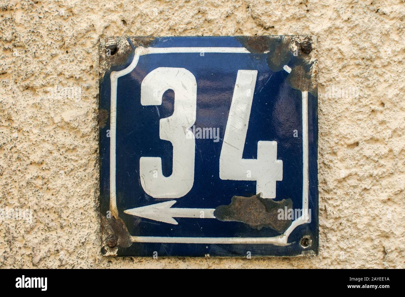 Verwitterte grunge square Metall emailliert Platte auf die Zahl der Straße mit der Nummer 34 Nahaufnahme Stockfoto