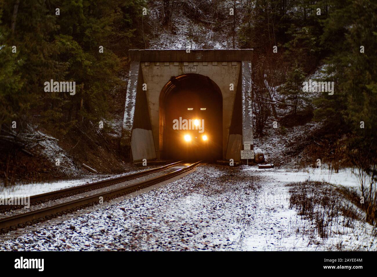 Aus Tunnel 6, südlich von Troy, Montana, kommt ein BNSF-Zug. Burlington Northern and Santa Fe Railway entstand 1996, als die Burlington Northern entstand Stockfoto