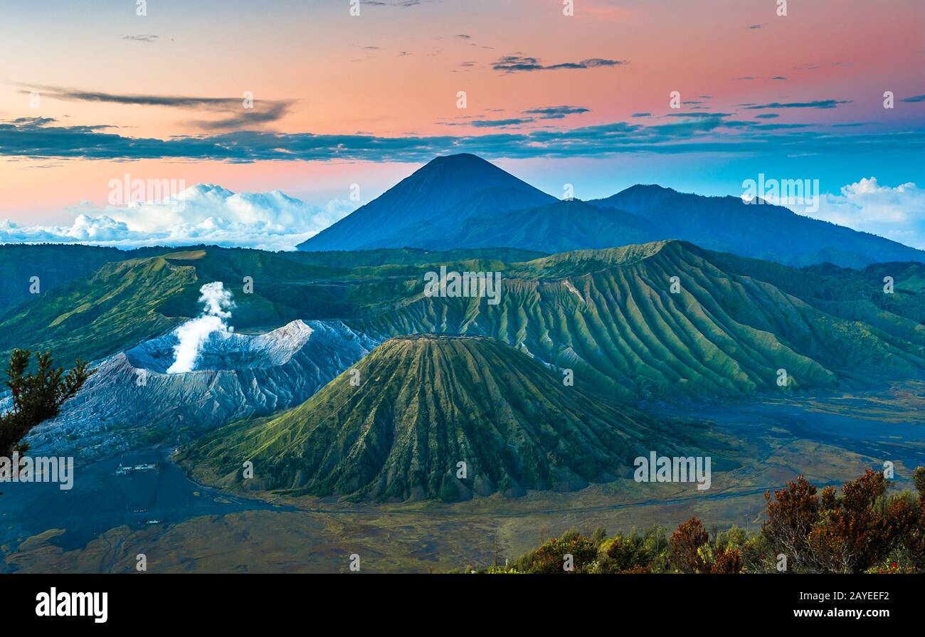 Bromo Vulkan bei Sonnenaufgang, Insel Java, Indonesien Stockfoto