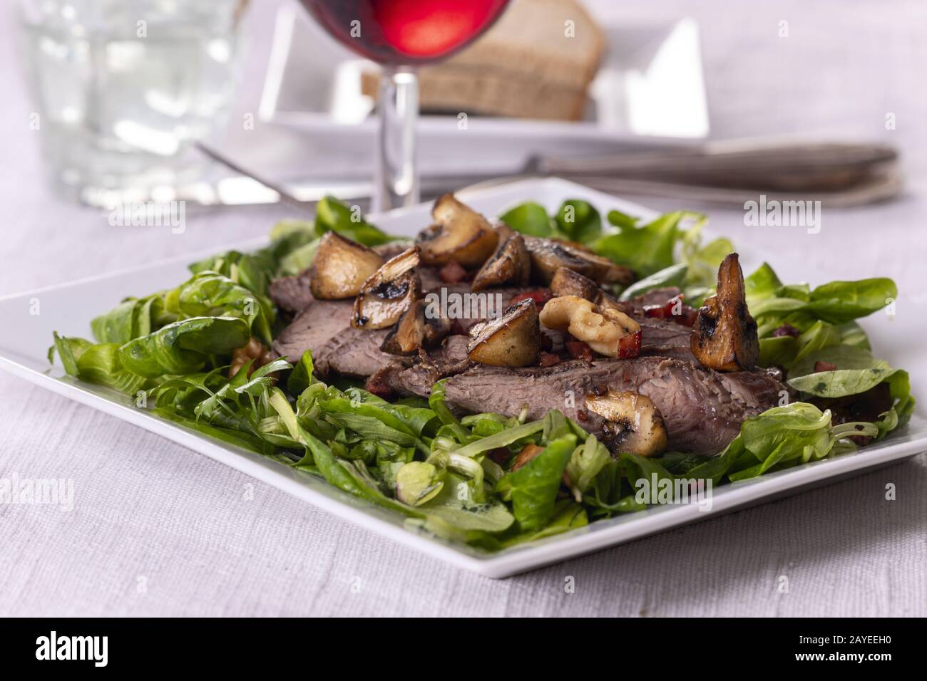 Gegrilltes Steak auf Feldsalat Stockfoto
