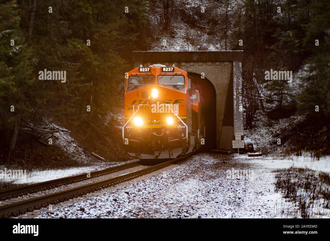 Aus Tunnel 6, südlich von Troy, Montana, kommt ein BNSF-Zug. Burlington Northern and Santa Fe Railway entstand 1996, als die Burlington Northern entstand Stockfoto