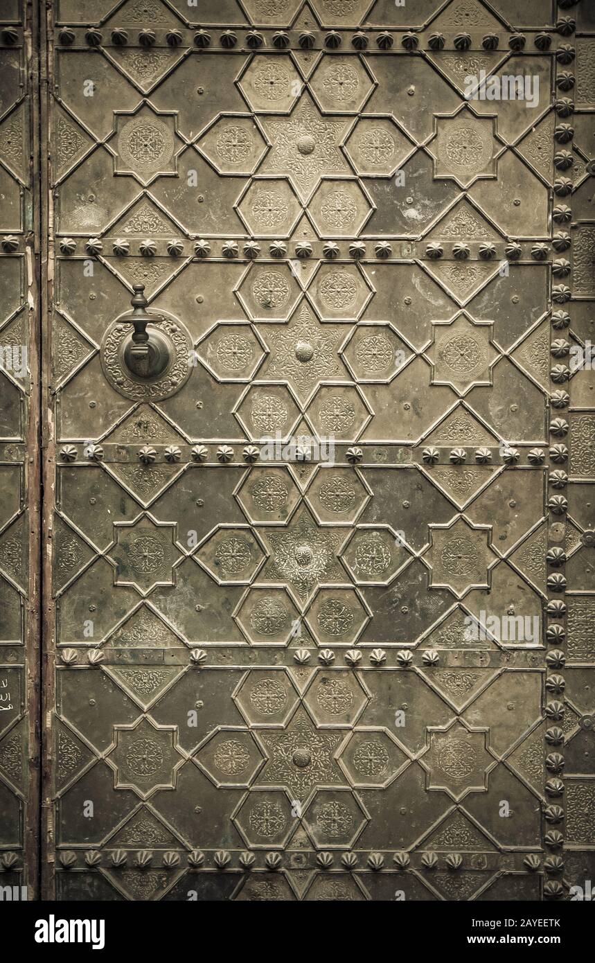 Alte Metall Türen im traditionellen marokkanischen Stil. Stockfoto