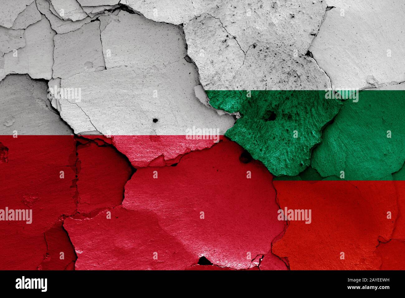 Flaggen von Polen und Bulgarien malte auf Risse an der Wand Stockfoto