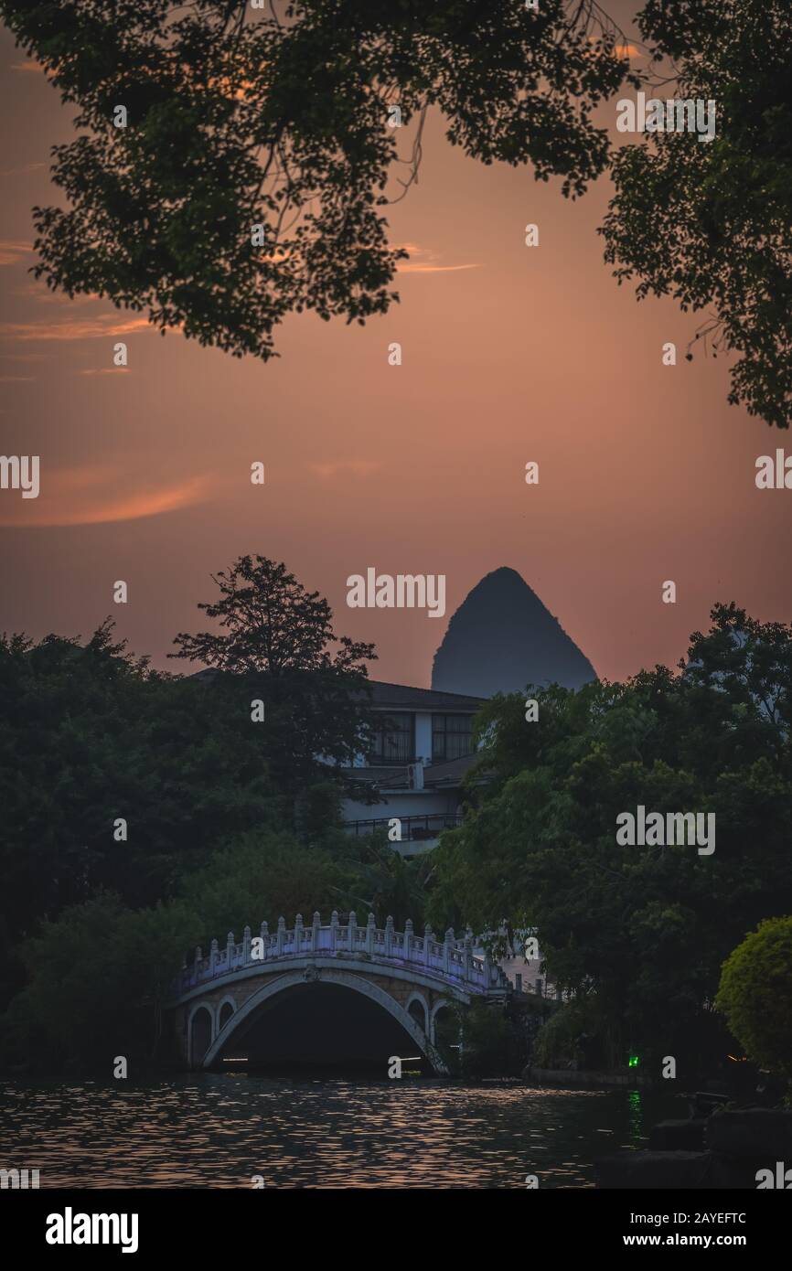 Sonnenuntergang über der Marmorbrücke am Shan Lake in Guilin Stockfoto