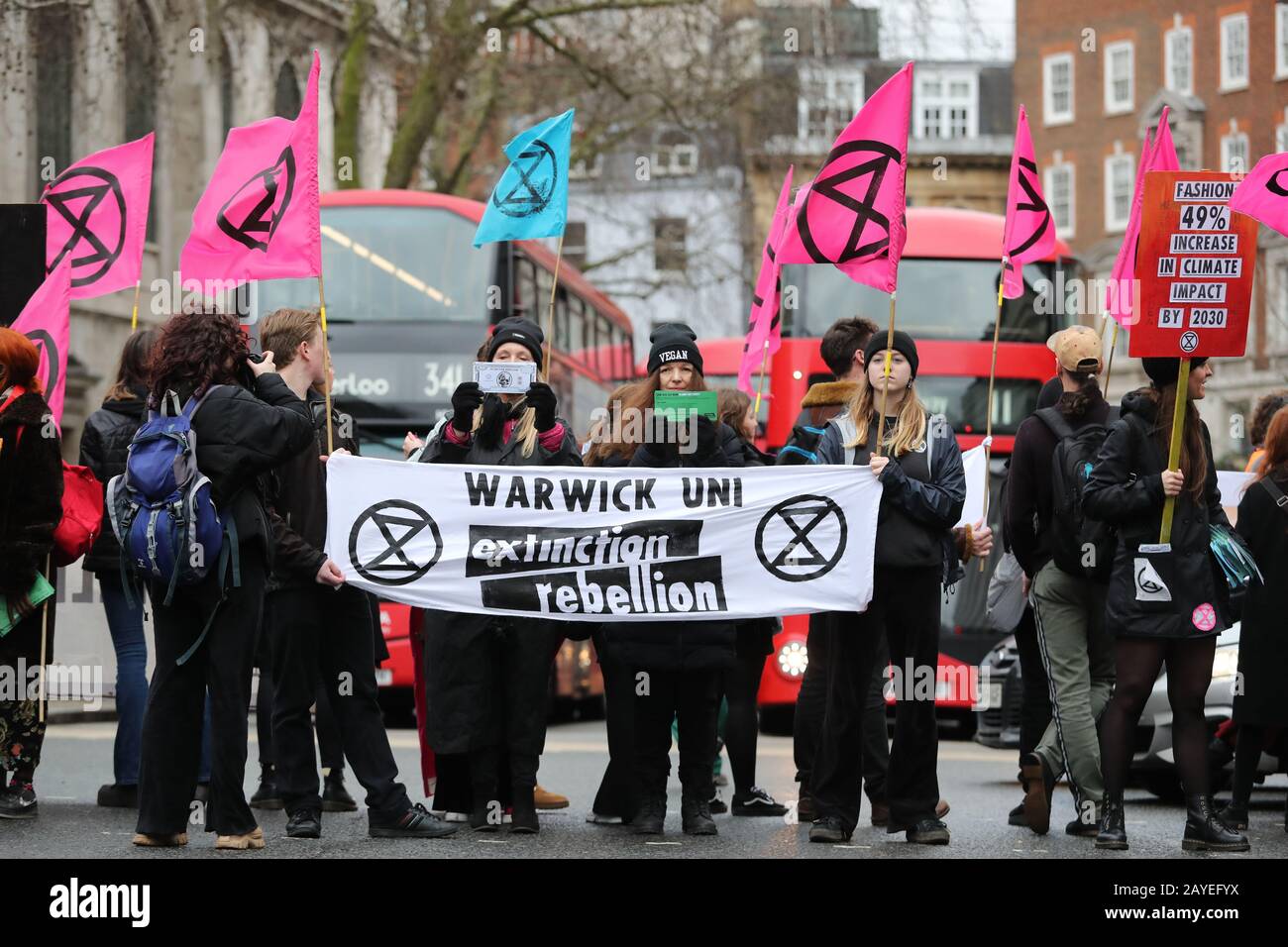 Extinction Rebellion Protesters on the Strand, London im Rahmen eines Protestes gegen die London Fashion Week. Stockfoto