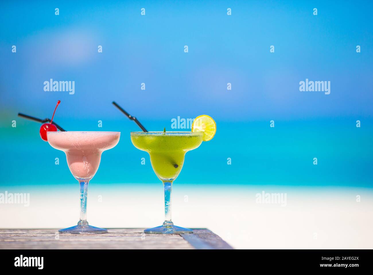 Zwei leckere Cocktails auf tropischen weißen Strand Stockfoto